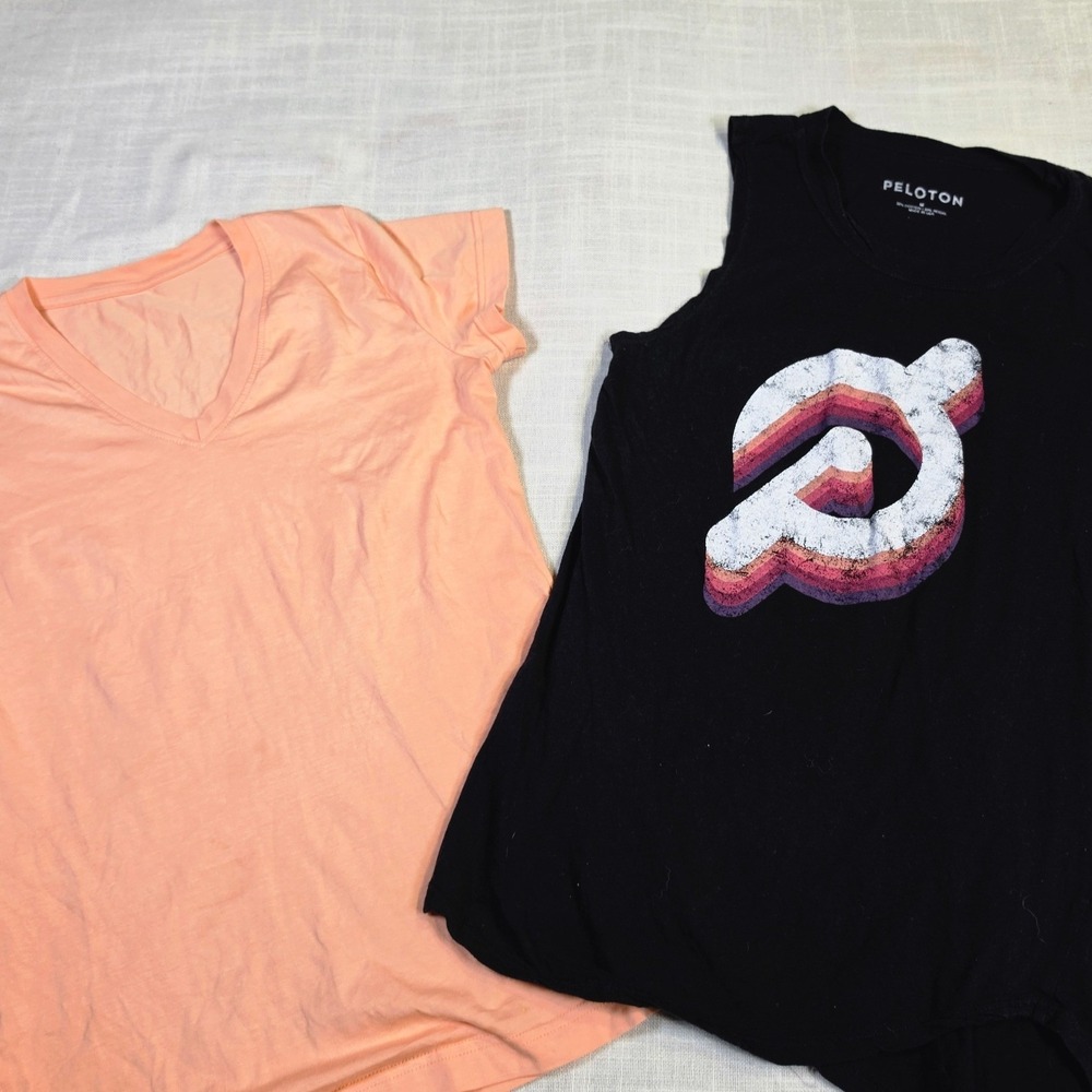 Peloton Women Black Rainbow Logo Tank & Kajpac Peach V-Neck Tee Bundle Medium